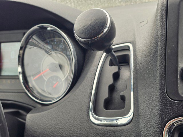 Used 2015 Chrysler Town & Country Limited FWD image 40