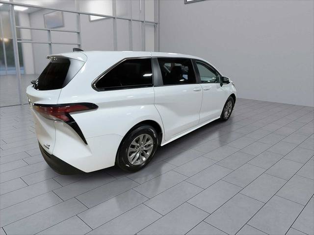 Certified 2022 Toyota Sienna LE FWD image 8