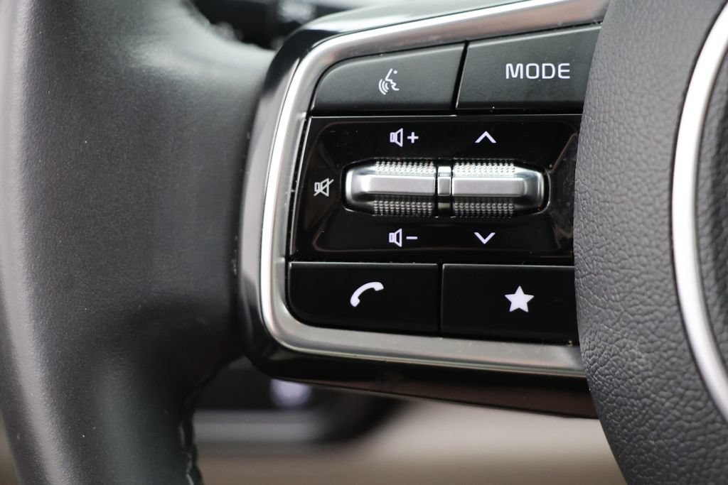 Used 2025 Kia Carnival FWD image 18