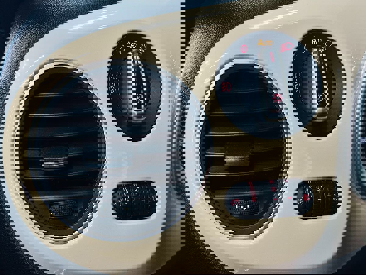 Used 2019 Volkswagen Beetle S image 38