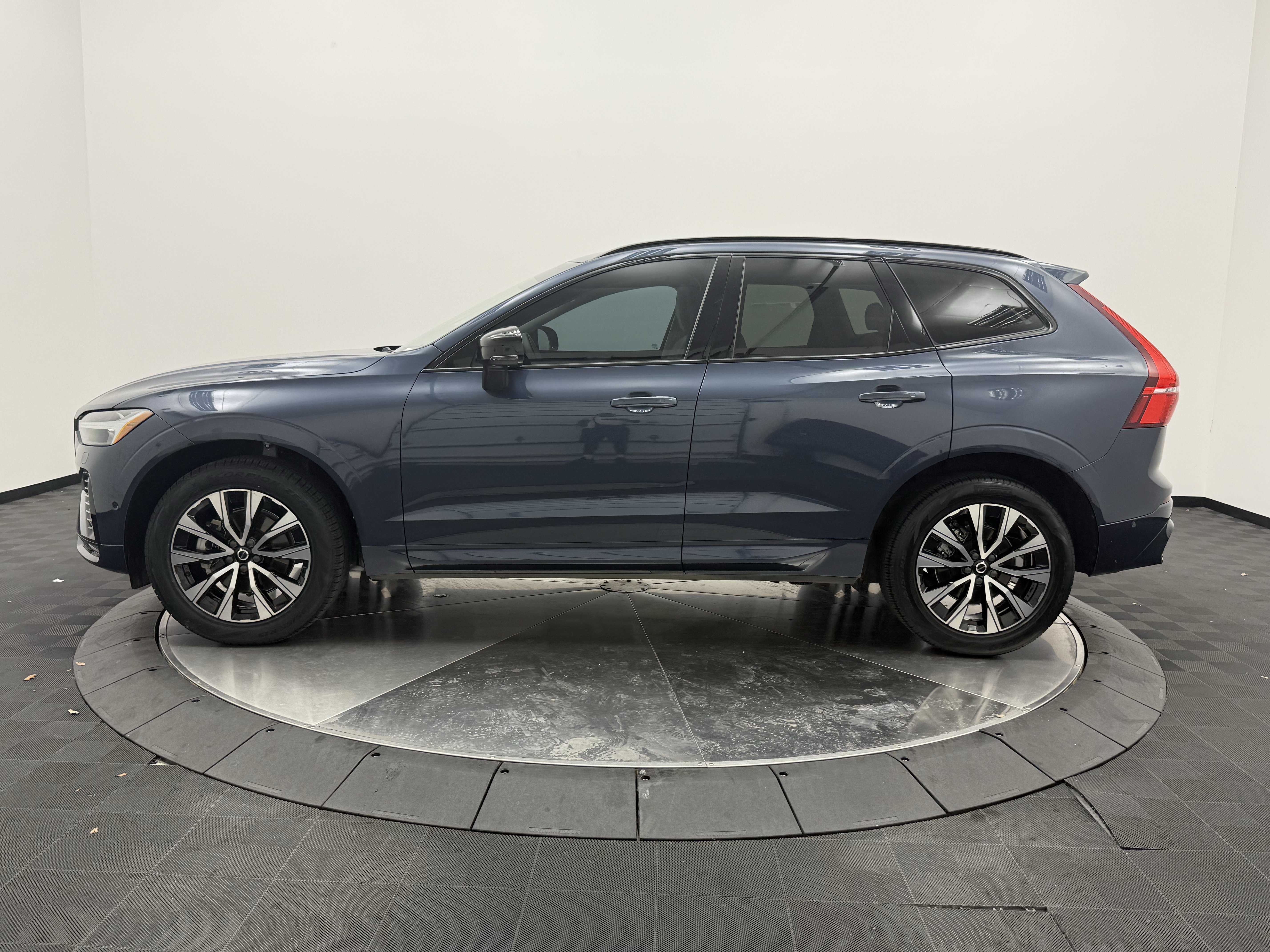 Used 2024 Volvo XC60 B5 Plus w/ Climate Package AWD/4WD image 4