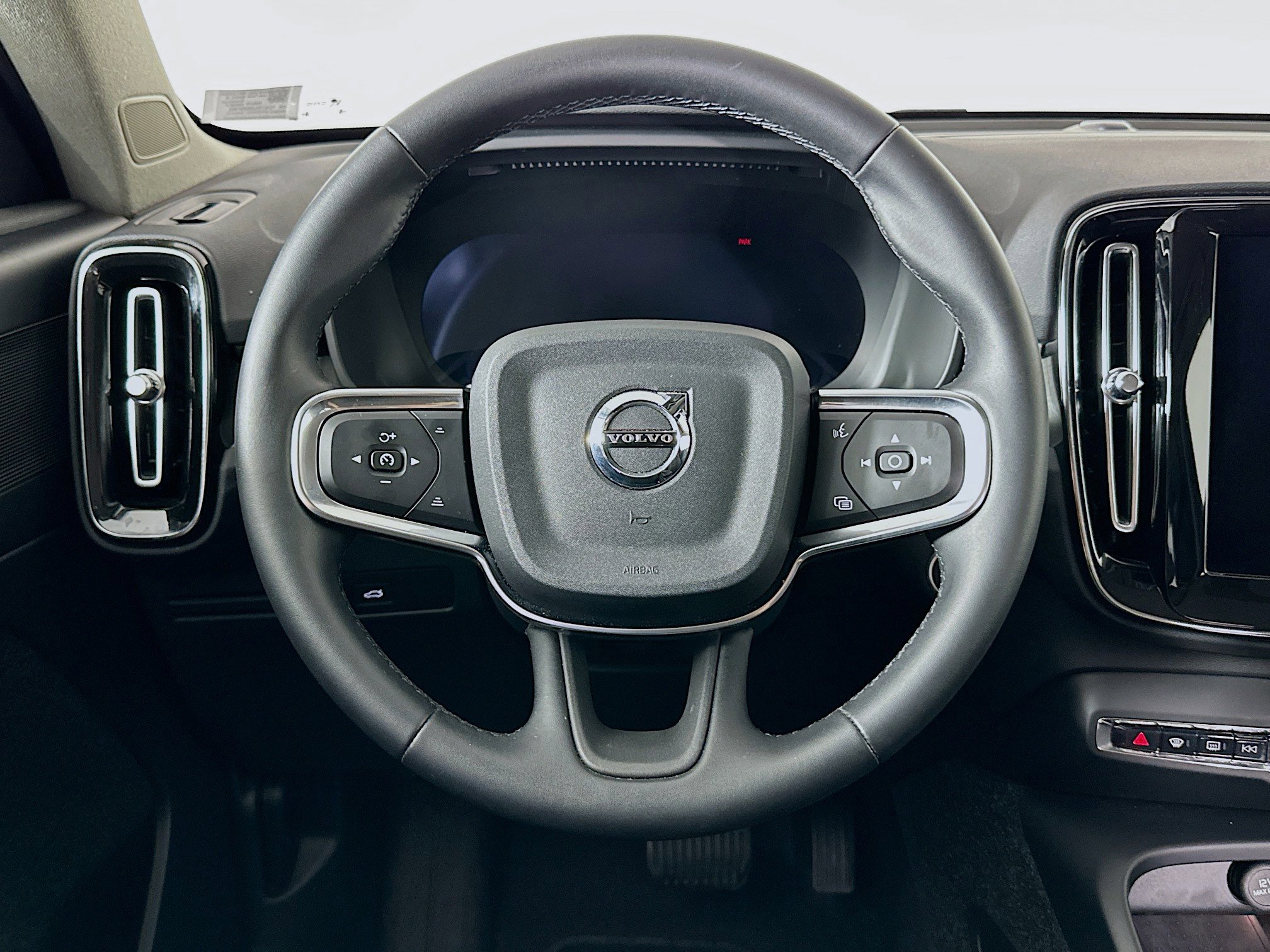 Used 2025 Volvo XC40 B5 Core image 18