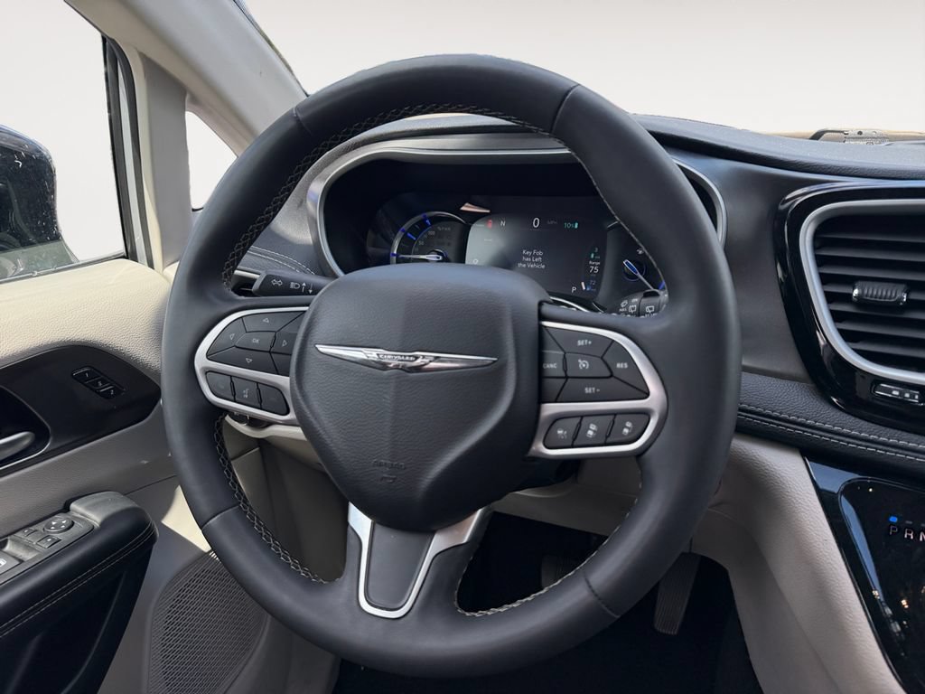 Used 2024 Chrysler Pacifica Limited FWD image 12