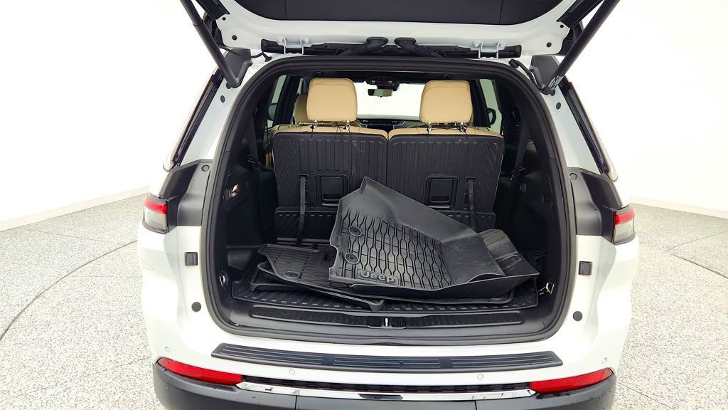 Used 2025 Jeep Grand Cherokee L Limited w/ Luxury Tech Group II AWD/4WD image 24