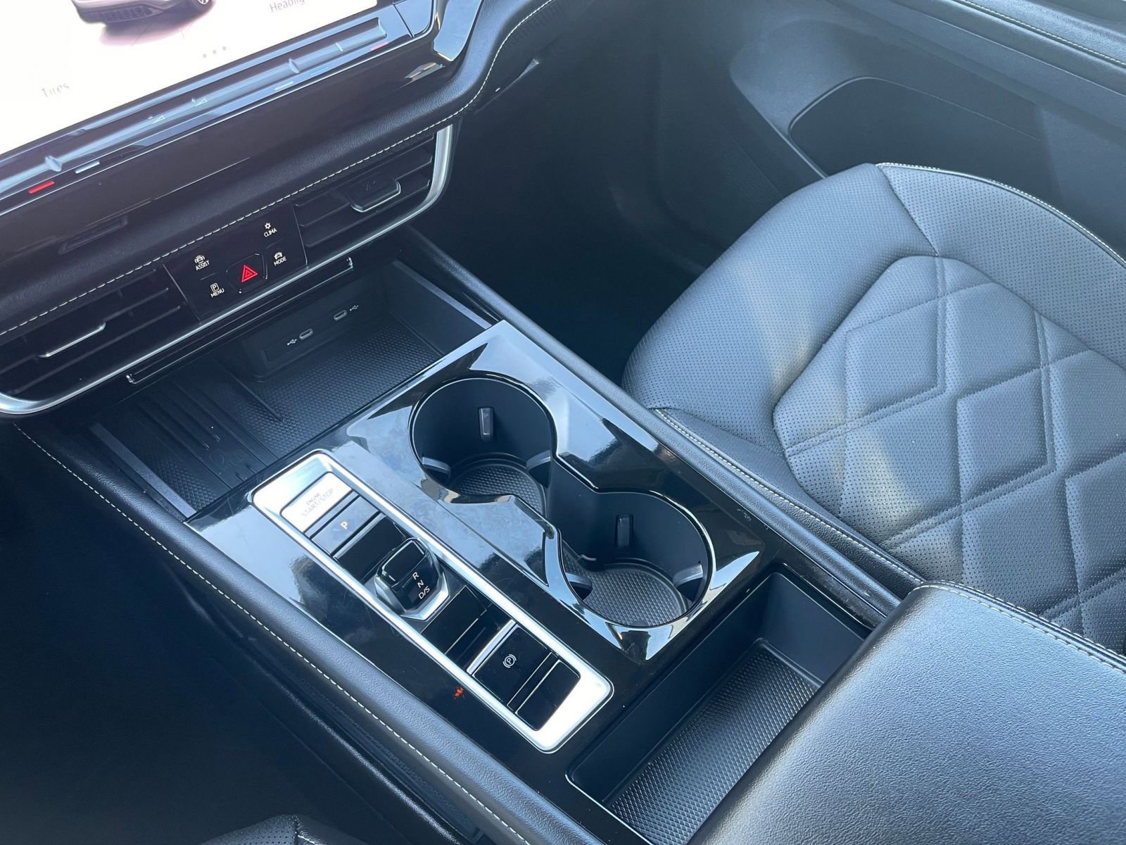 Used 2025 Volkswagen Atlas SE image 44