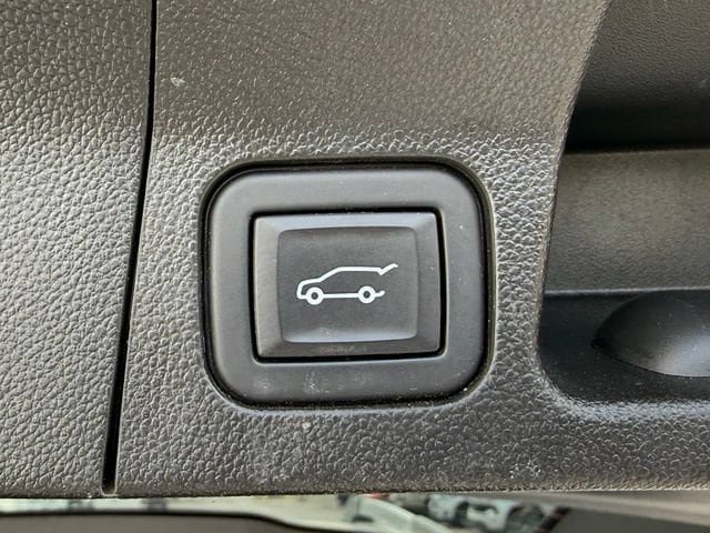 Used 2023 GMC Acadia SLE w/ Driver Convenience Package FWD image 11