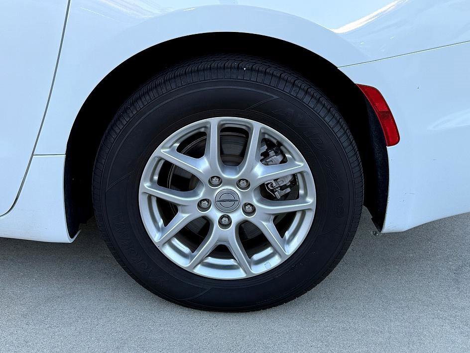 Used 2024 Chrysler Pacifica Touring-L image 10