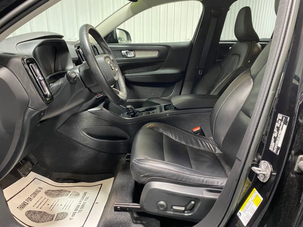 Used 2023 Volvo XC40 B5 Core image 9
