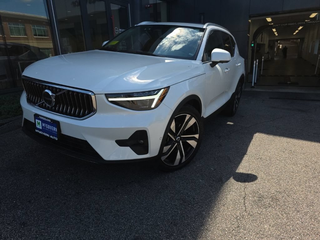 Used 2024 Volvo XC40 B5 Ultimate w/ Climate Package AWD/4WD image 2