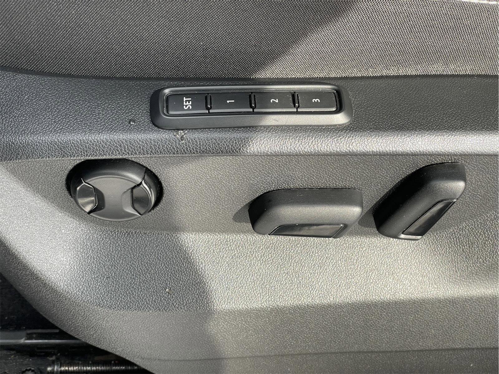 Used 2024 Volkswagen Atlas Cross Sport SEL R-Line image 27