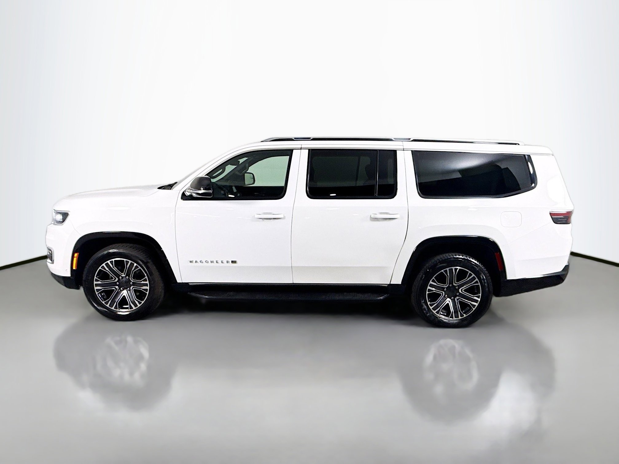 Used 2024 Jeep Wagoneer L Series II w/ Flexible Seating Group RWD image 6