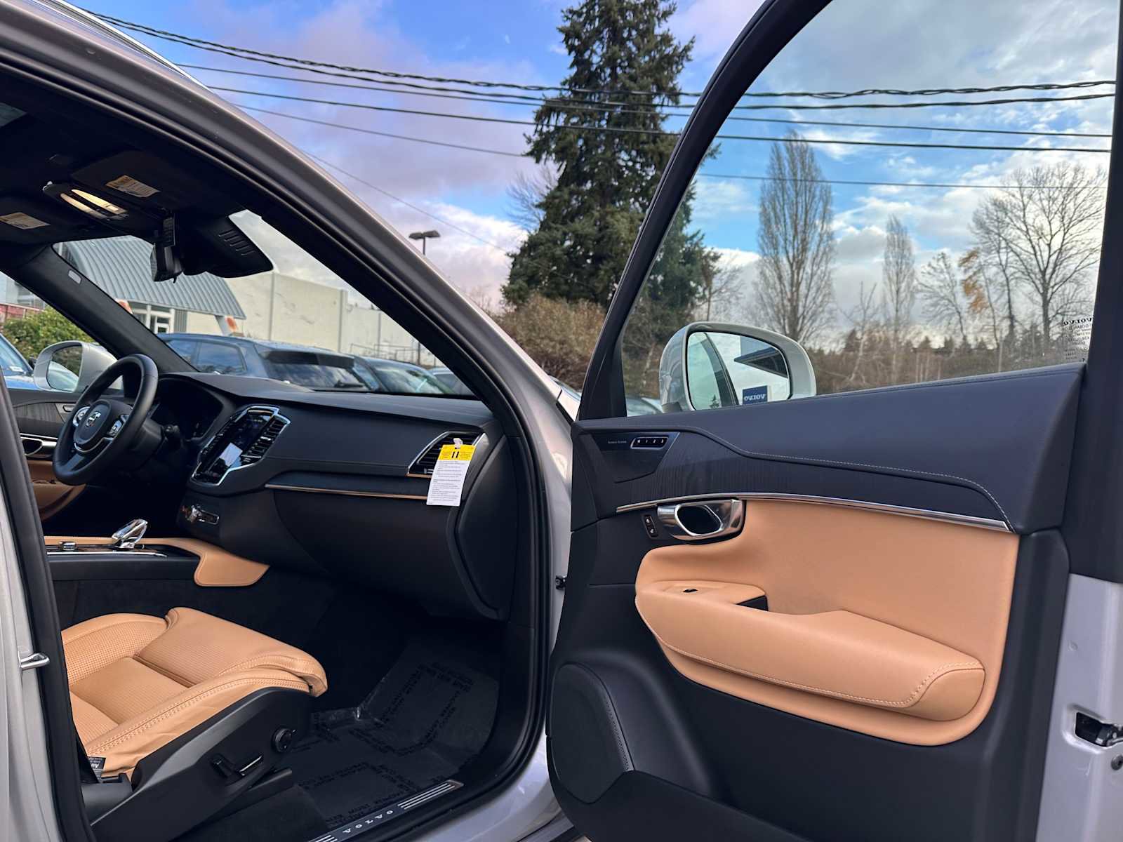 Used 2025 Volvo XC90 B6 Ultra w/ Lounge Package image 11