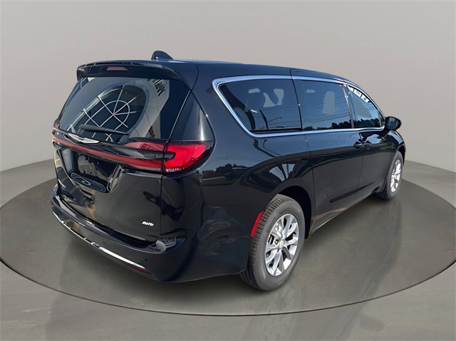 New 2026 Chrysler Pacifica Select image 3