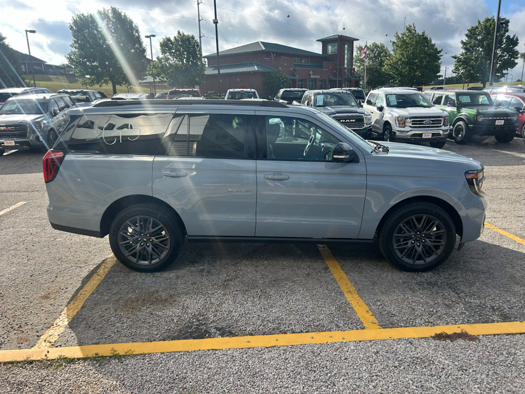 New 2027 Ford Expedition Platinum w/ Stealth Appearance Package RWD image 4