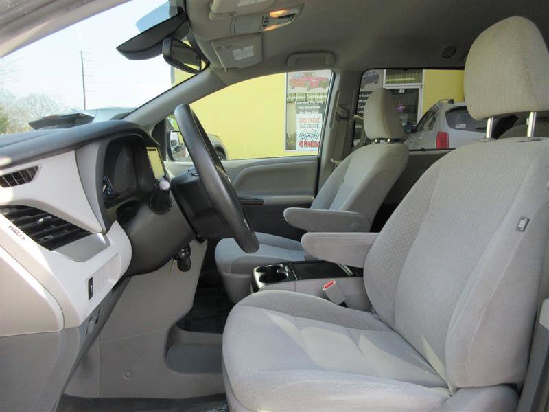 Used 2020 Toyota Sienna LE image 21
