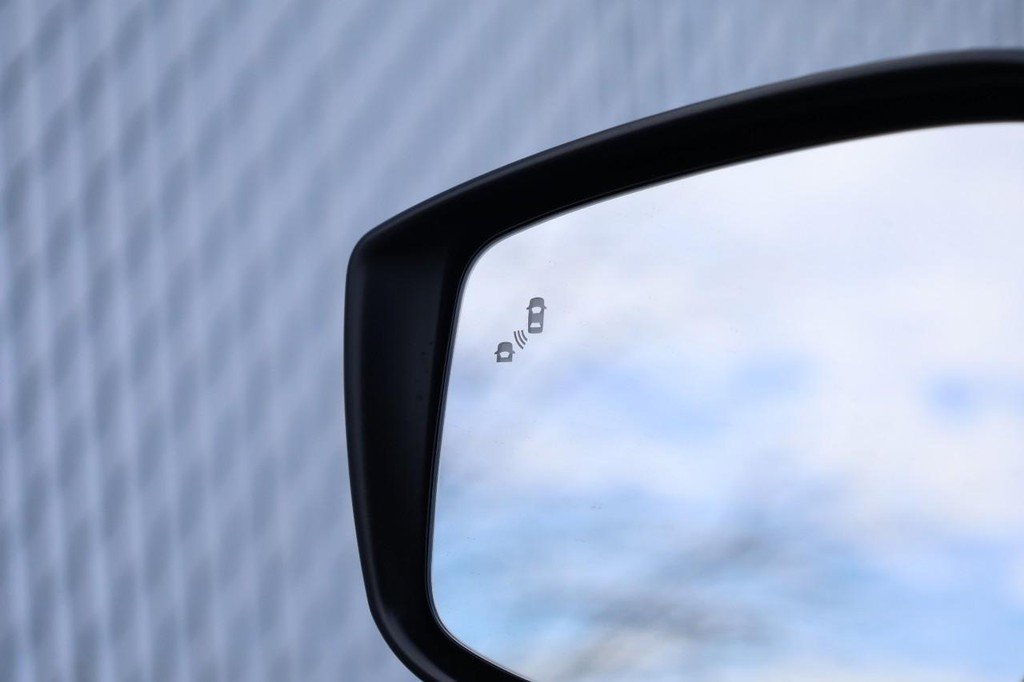 New 2025 Nissan Versa SR w/ Trunk Package image 18