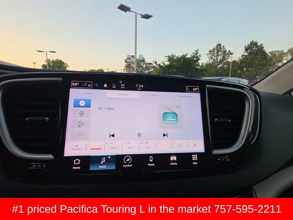 Used 2023 Chrysler Pacifica Touring-L image 13