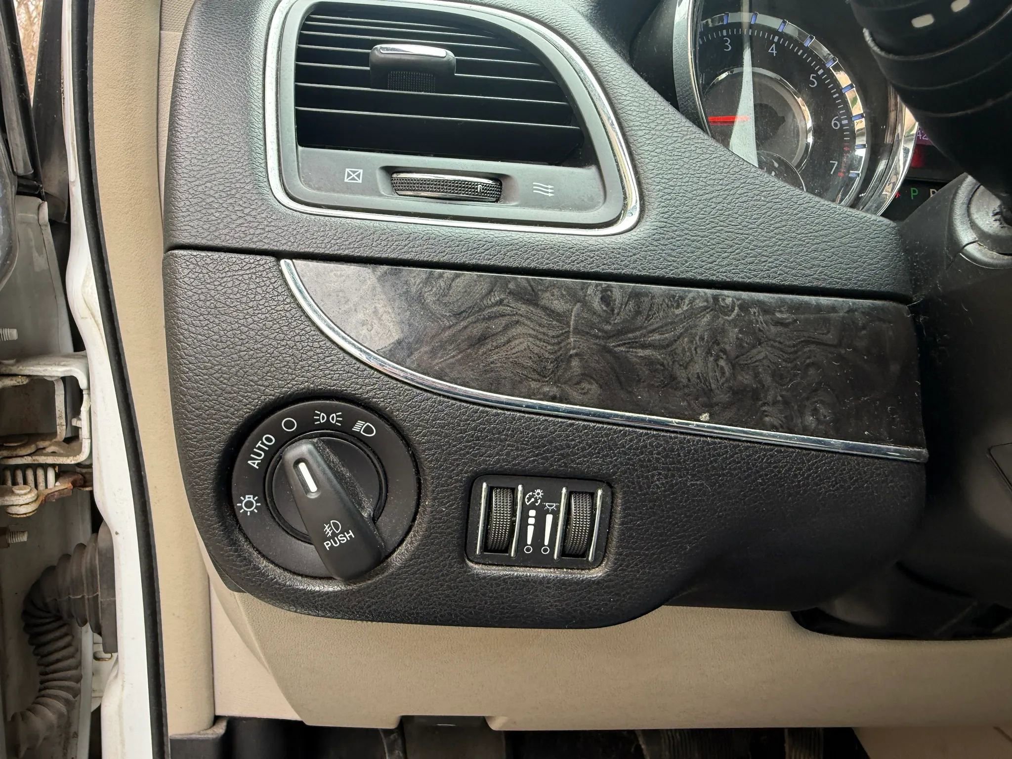 Used 2015 Chrysler Town & Country Touring FWD image 21