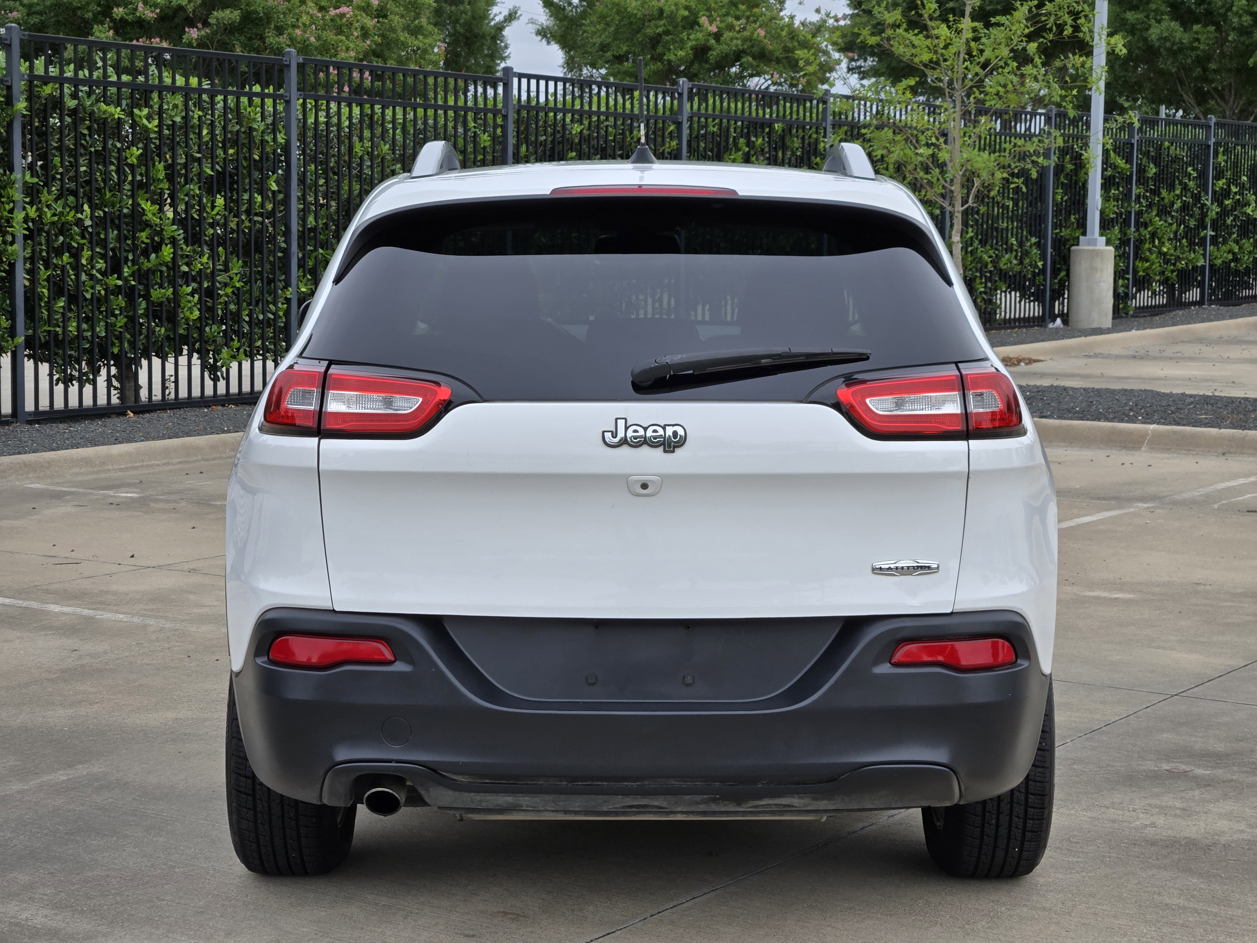Used 2016 Jeep Cherokee Latitude FWD image 4