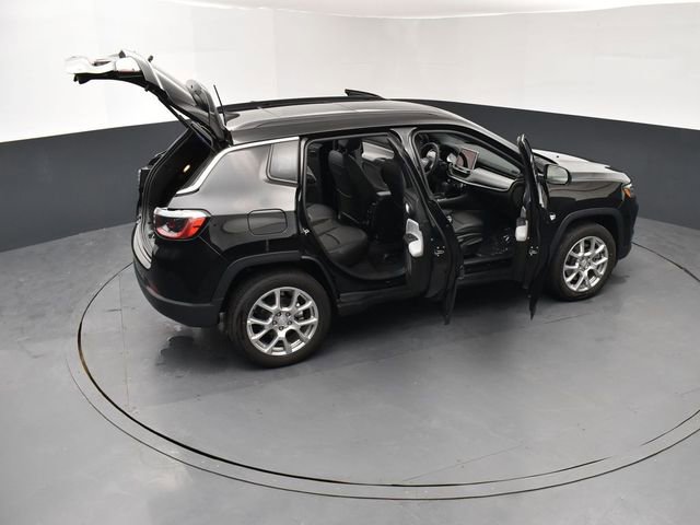 Used 2024 Jeep Compass Latitude w/ Sun and Sound Group image 30