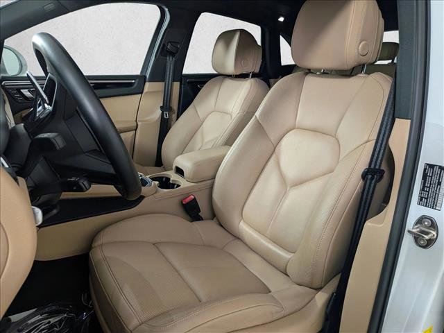 Certified 2023 Porsche Macan AWD/4WD image 5