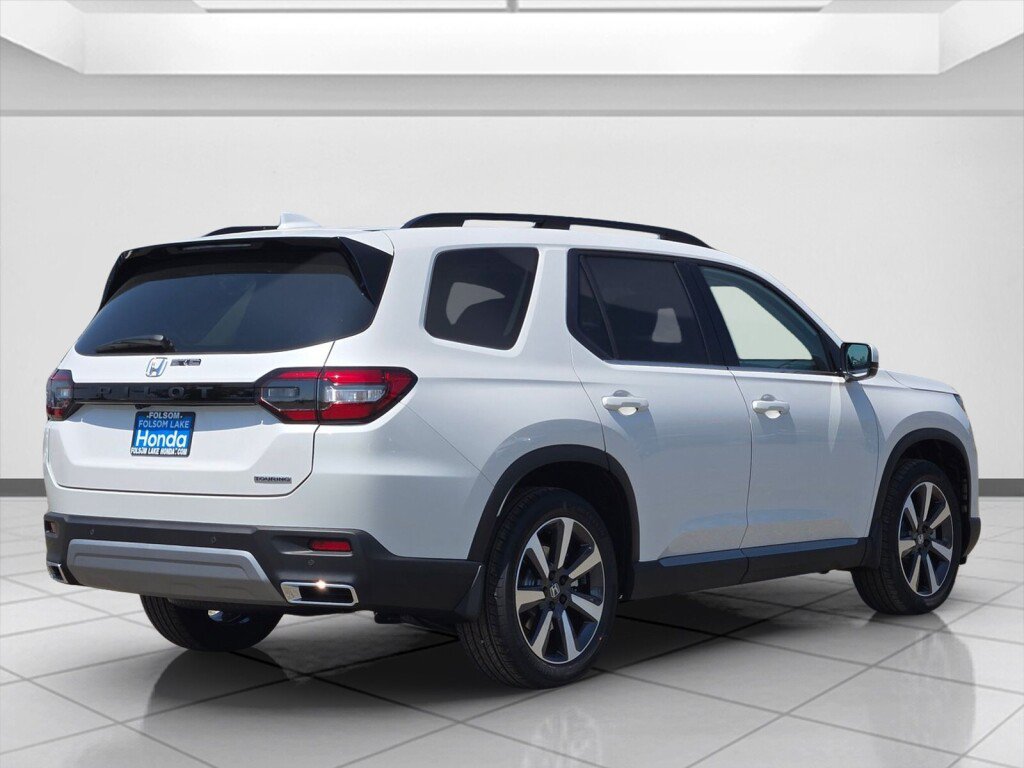 New 2025 Honda Pilot Touring image 4