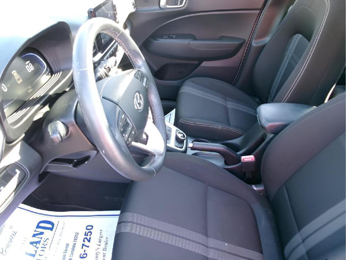Used 2025 Hyundai Venue SEL FWD image 14