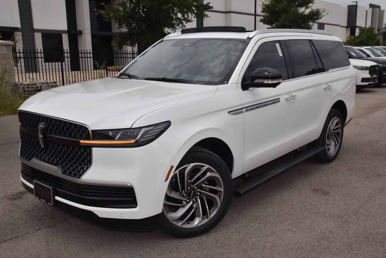 New 2026 Lincoln Navigator Reserve AWD/4WD image 12
