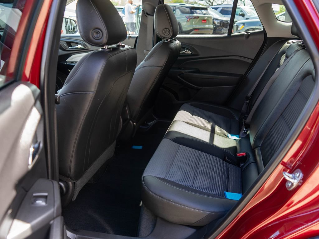 Used 2025 Chevrolet Trax LT FWD image 12