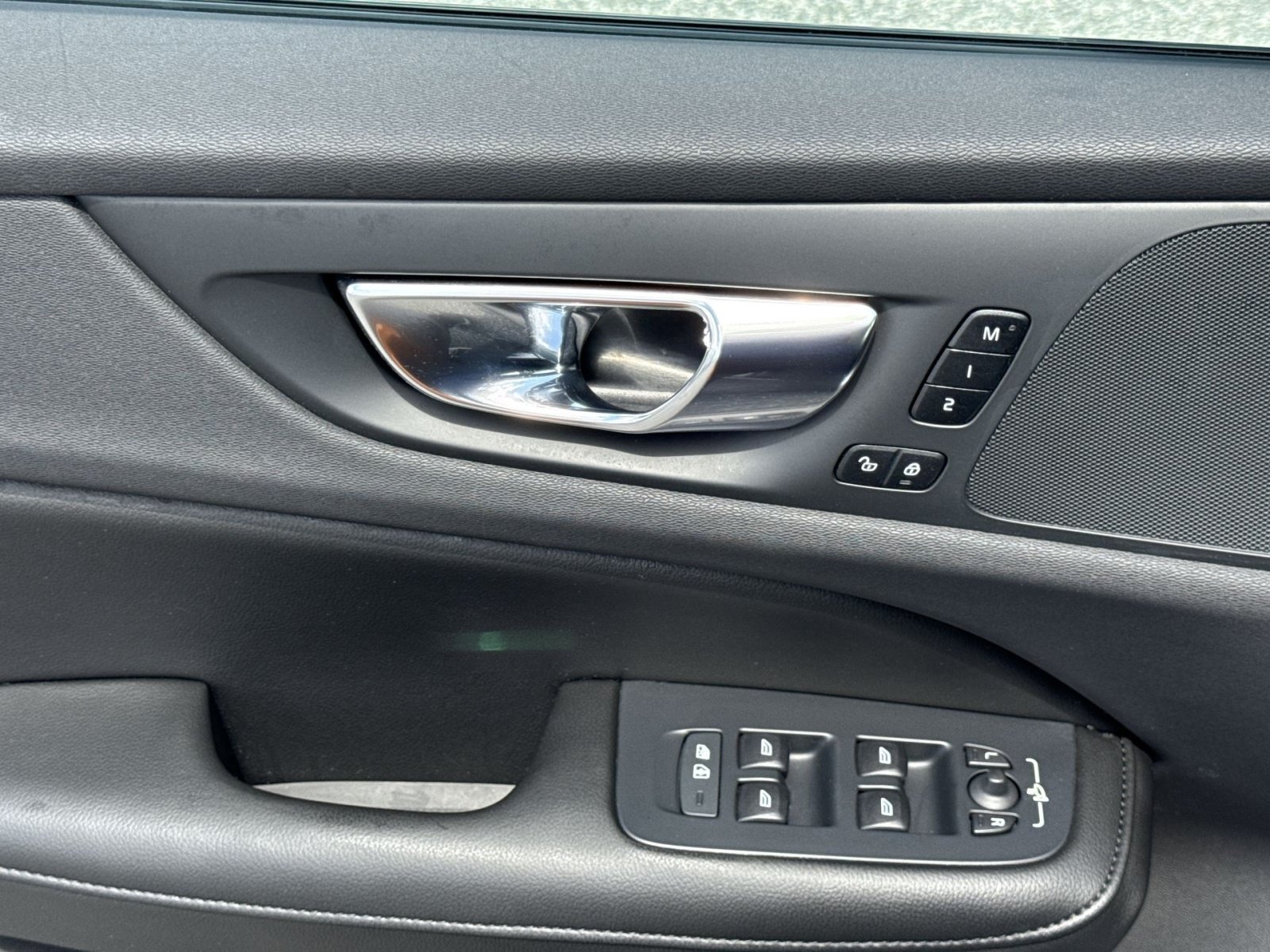 Certified 2022 Volvo S60 B5 Momentum w/ Premium Package FWD image 23