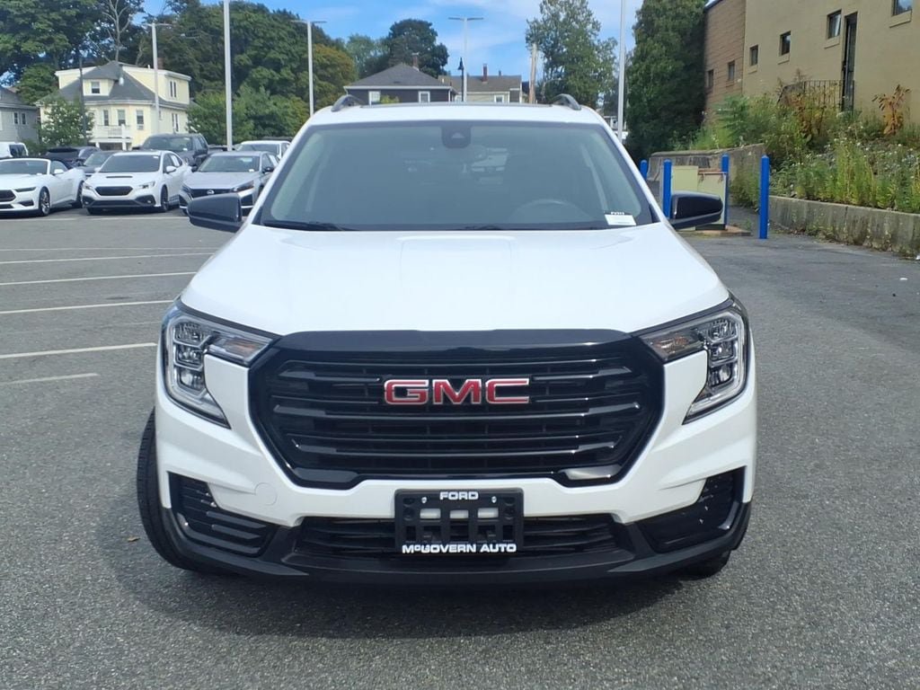 Used 2023 GMC Terrain SLE w/ Driver Convenience Package AWD/4WD image 3