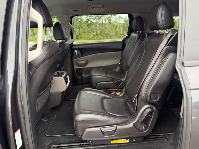 Used 2025 Kia Carnival FWD image 14