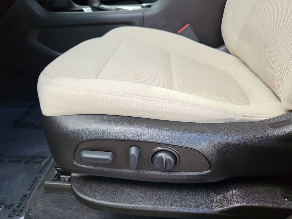 Used 2022 Chevrolet Traverse LT image 25