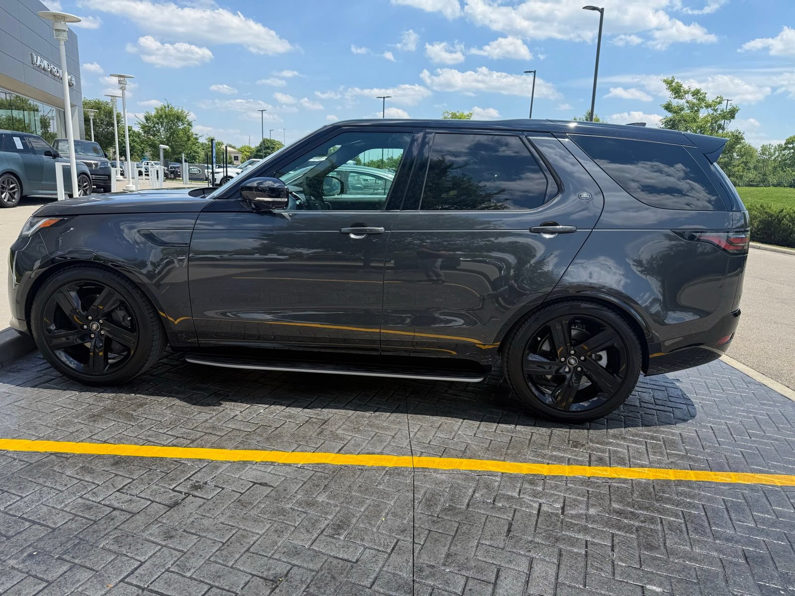 Used 2025 Land Rover Discovery Dynamic SE AWD/4WD image 7