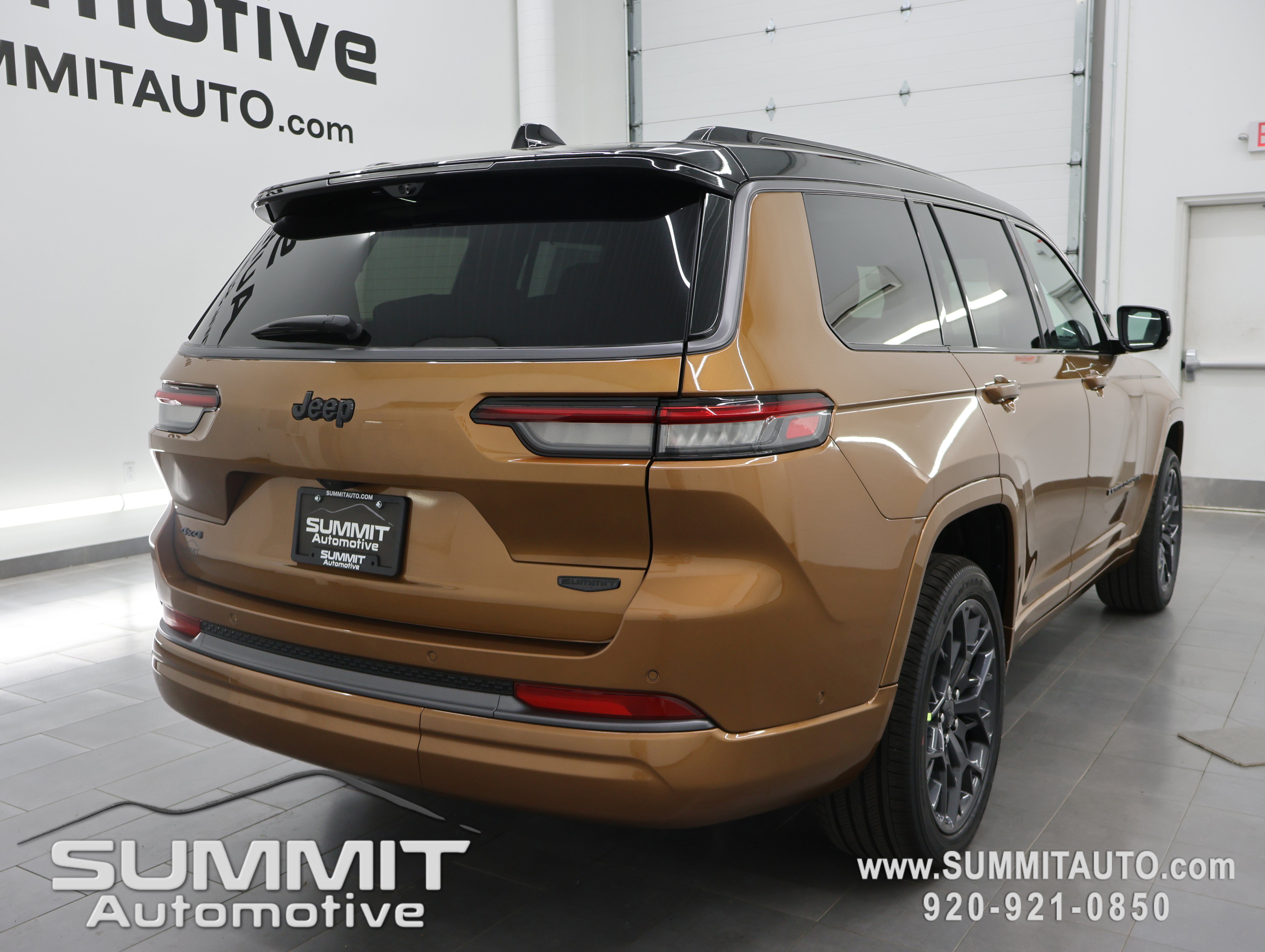 New 2026 Jeep Grand Cherokee L Summit w/ Obsidian Package AWD/4WD image 4