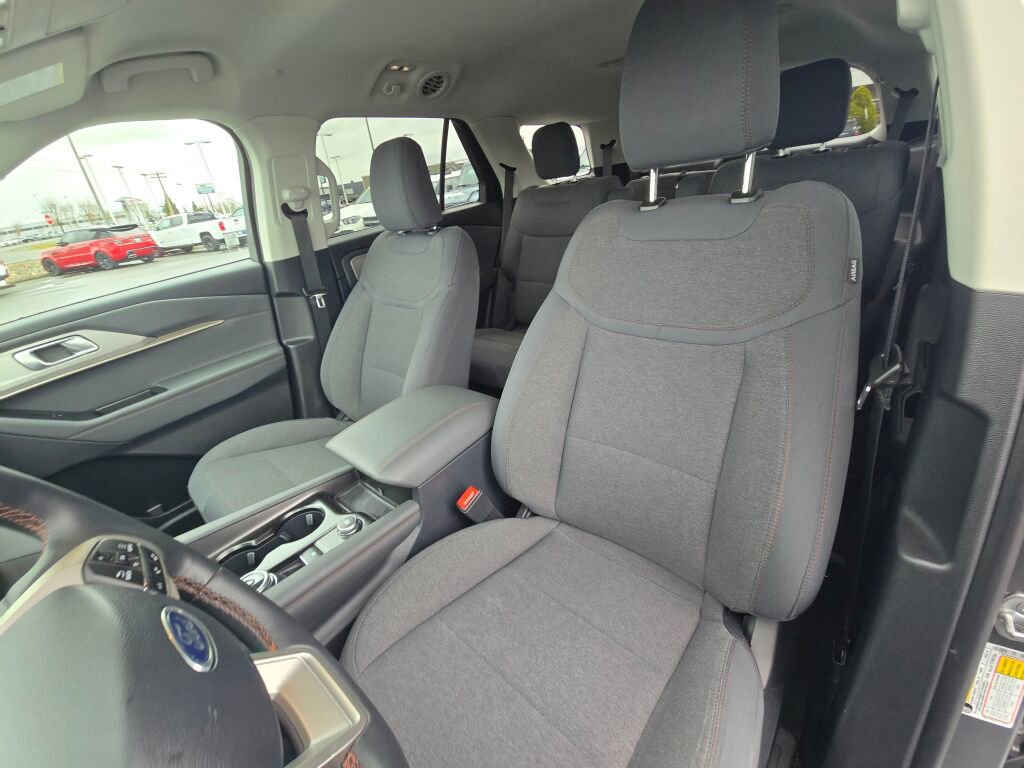 Used 2025 Ford Explorer Active image 18