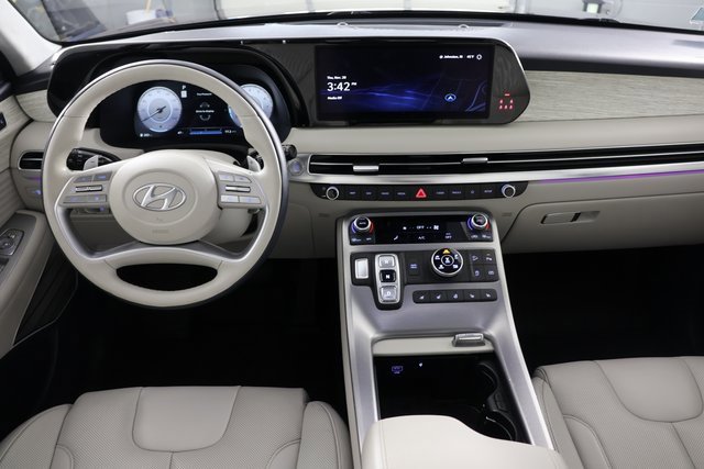 Used 2023 Hyundai Palisade Calligraphy image 2