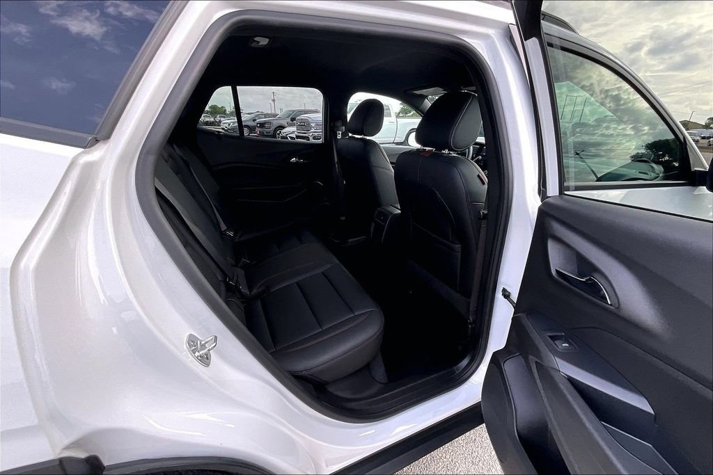Used 2025 Chevrolet Trax RS FWD image 22