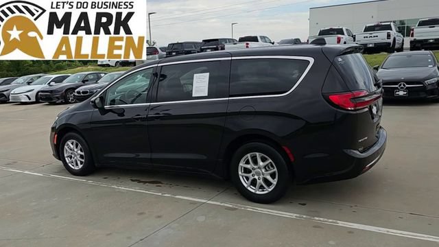 Used 2023 Chrysler Pacifica Touring-L FWD image 6