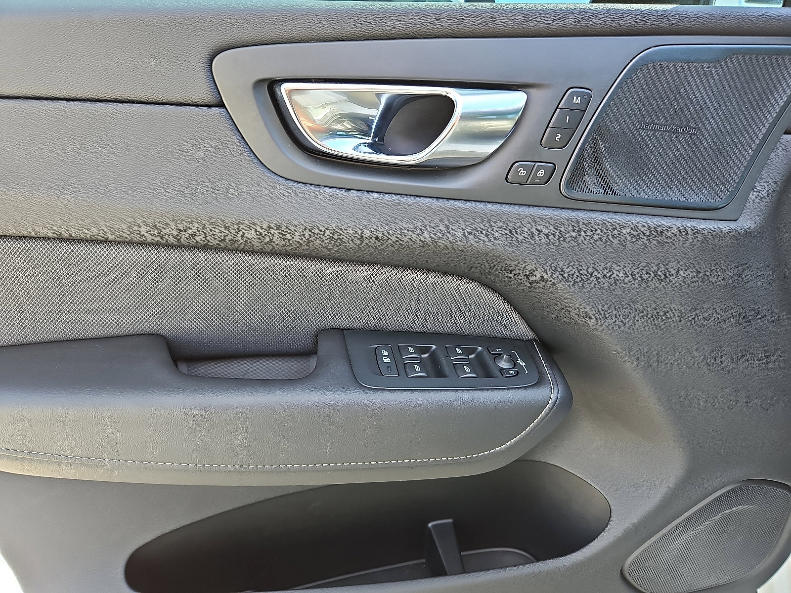 Used 2021 Volvo XC60 T6 R-Design image 12