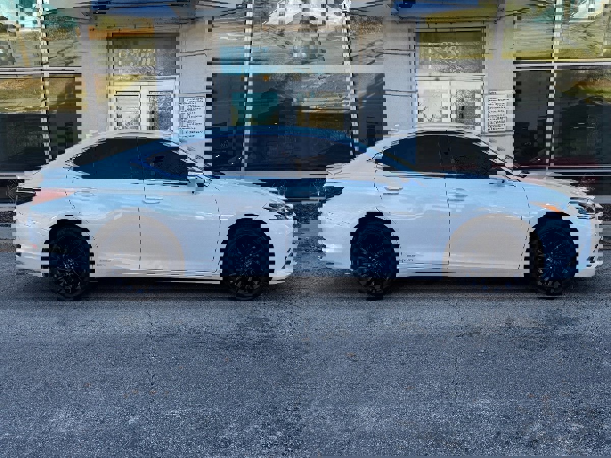 Used 2021 Lexus ES 300h w/ Accessory Package 2 image 3