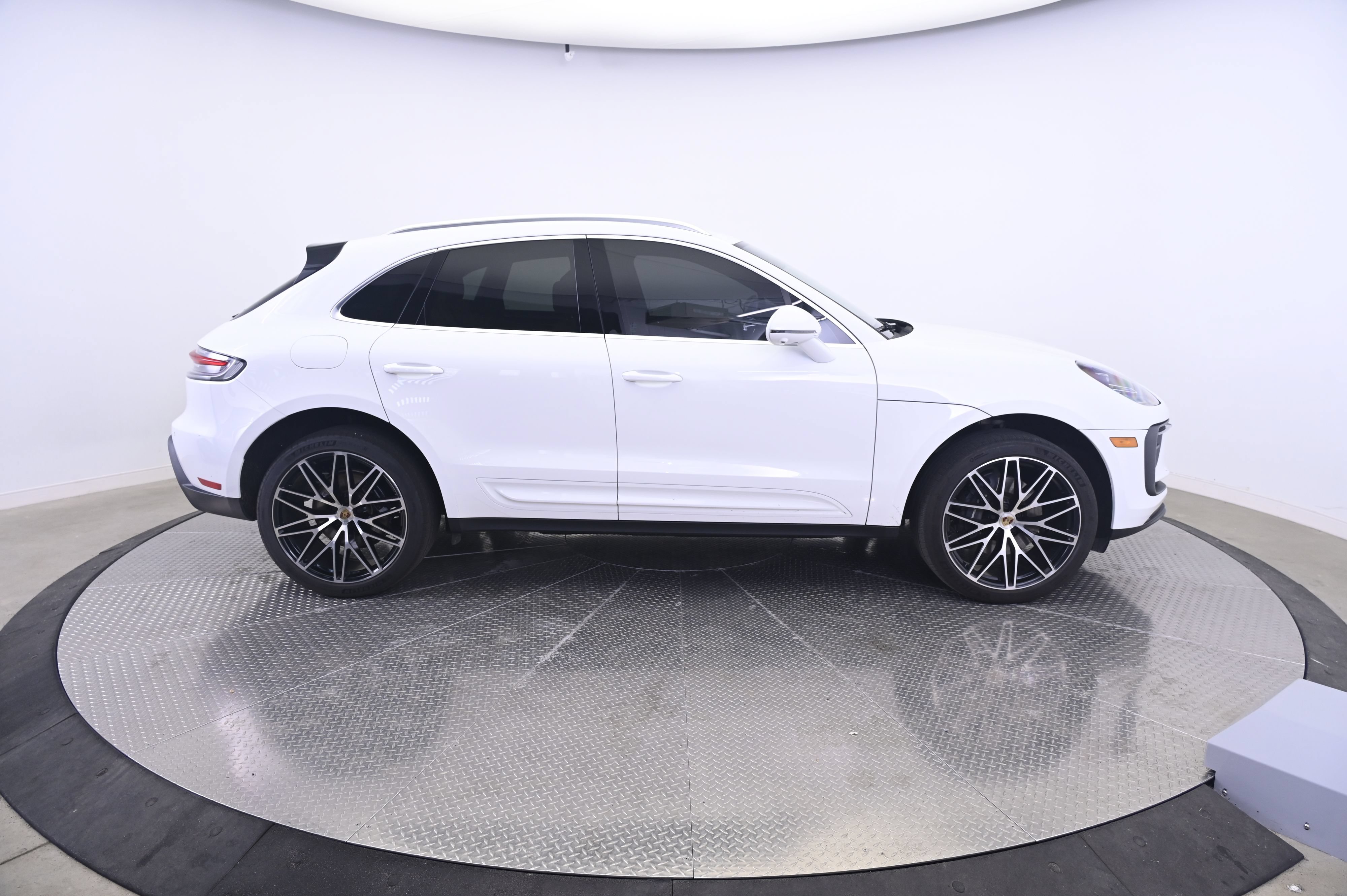 Certified 2024 Porsche Macan AWD/4WD image 8