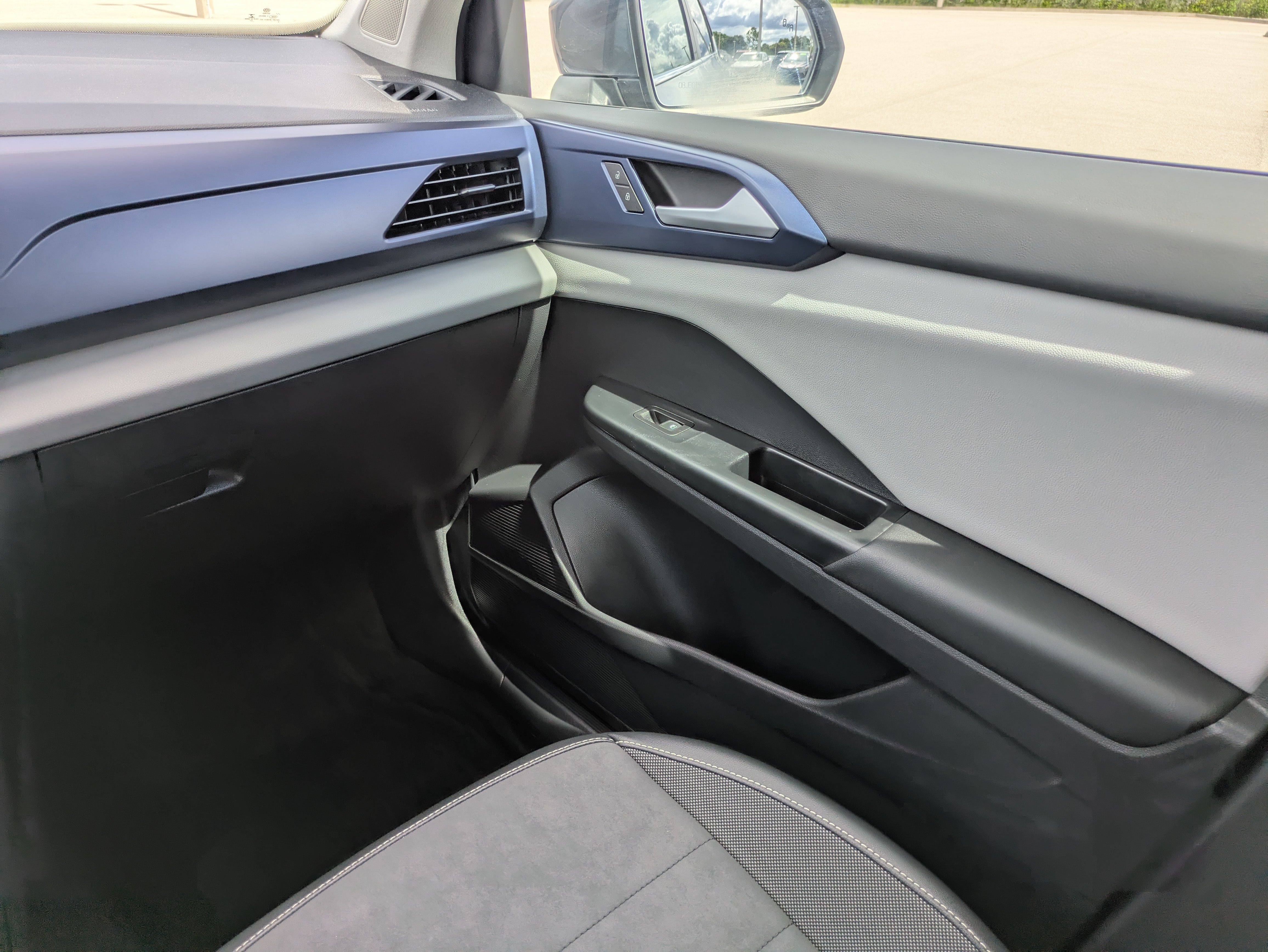 Used 2022 Volkswagen Taos SE w/ Panoramic Sunroof Package FWD image 17