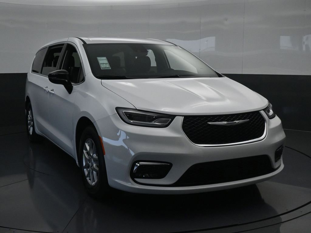 Used 2025 Chrysler Pacifica Select FWD image 9