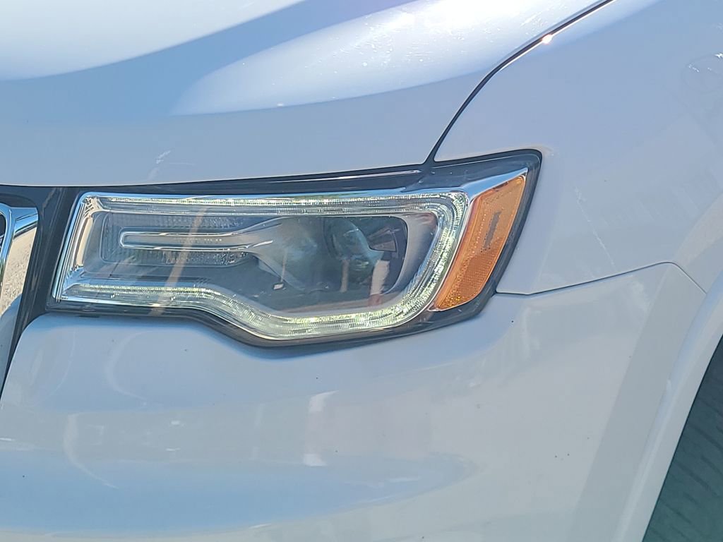 Used 2017 Jeep Grand Cherokee Overland AWD/4WD image 9