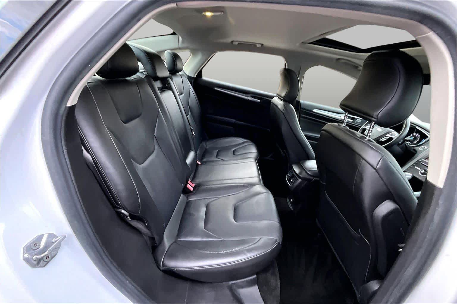 Used 2016 Ford Fusion Titanium FWD image 19