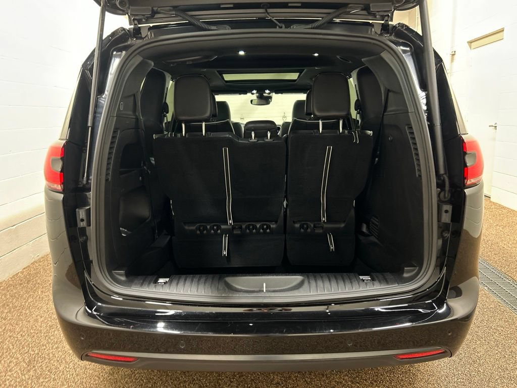 Used 2024 Chrysler Pacifica Limited w/ S Appearance Package FWD image 15