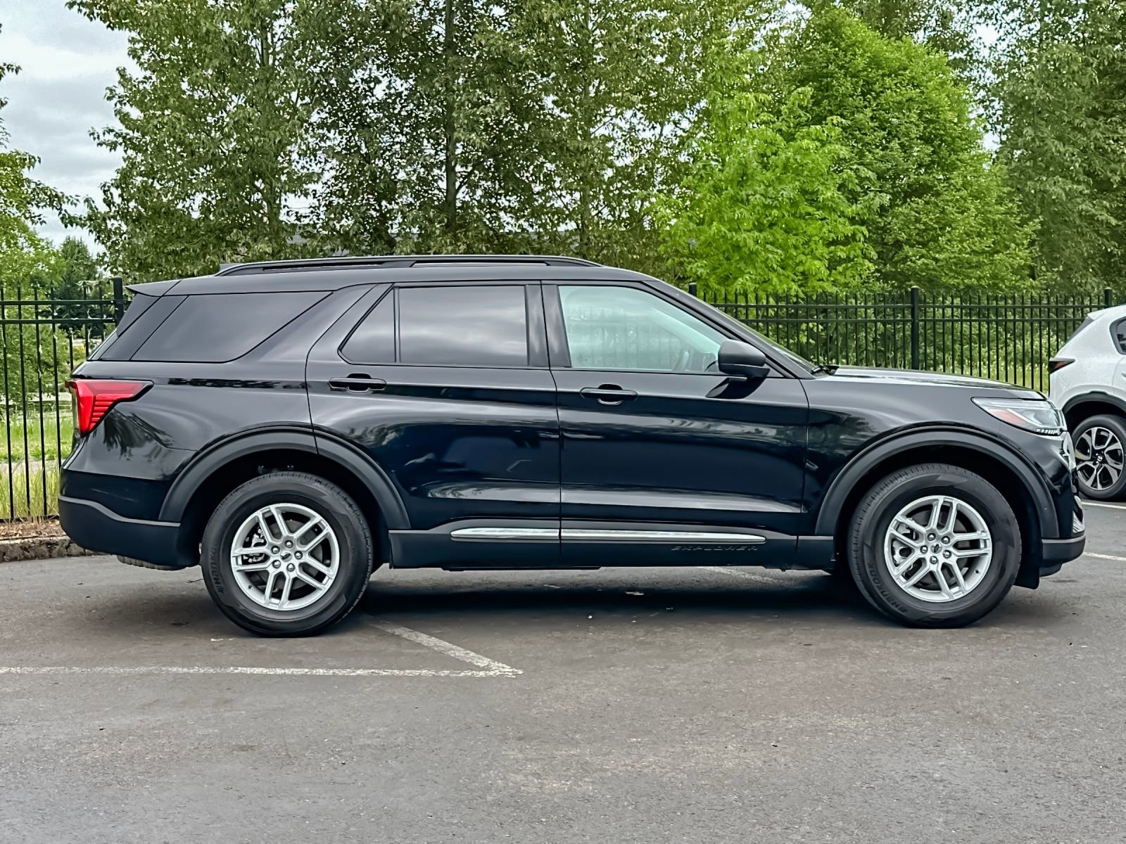 Used 2025 Ford Explorer Active AWD/4WD image 2