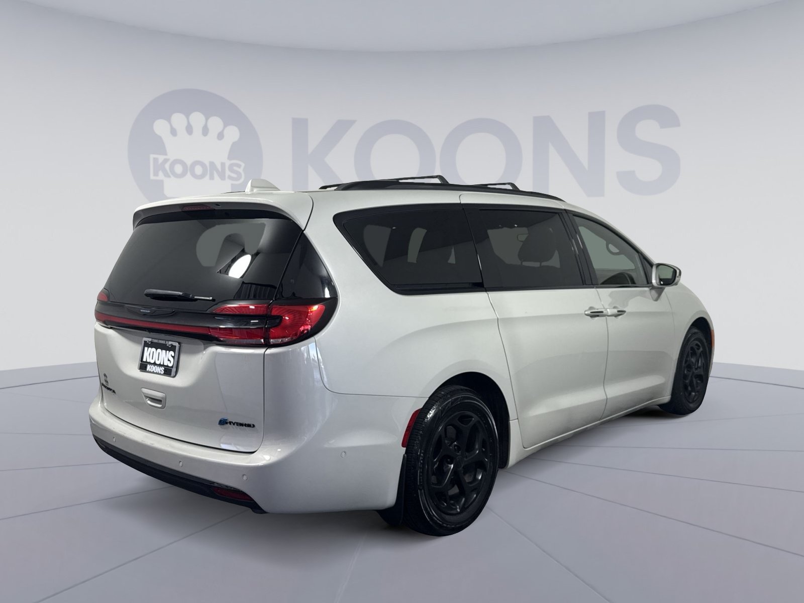 Used 2021 Chrysler Pacifica Limited w/ Uconnect Theater Family Group FWD image 7