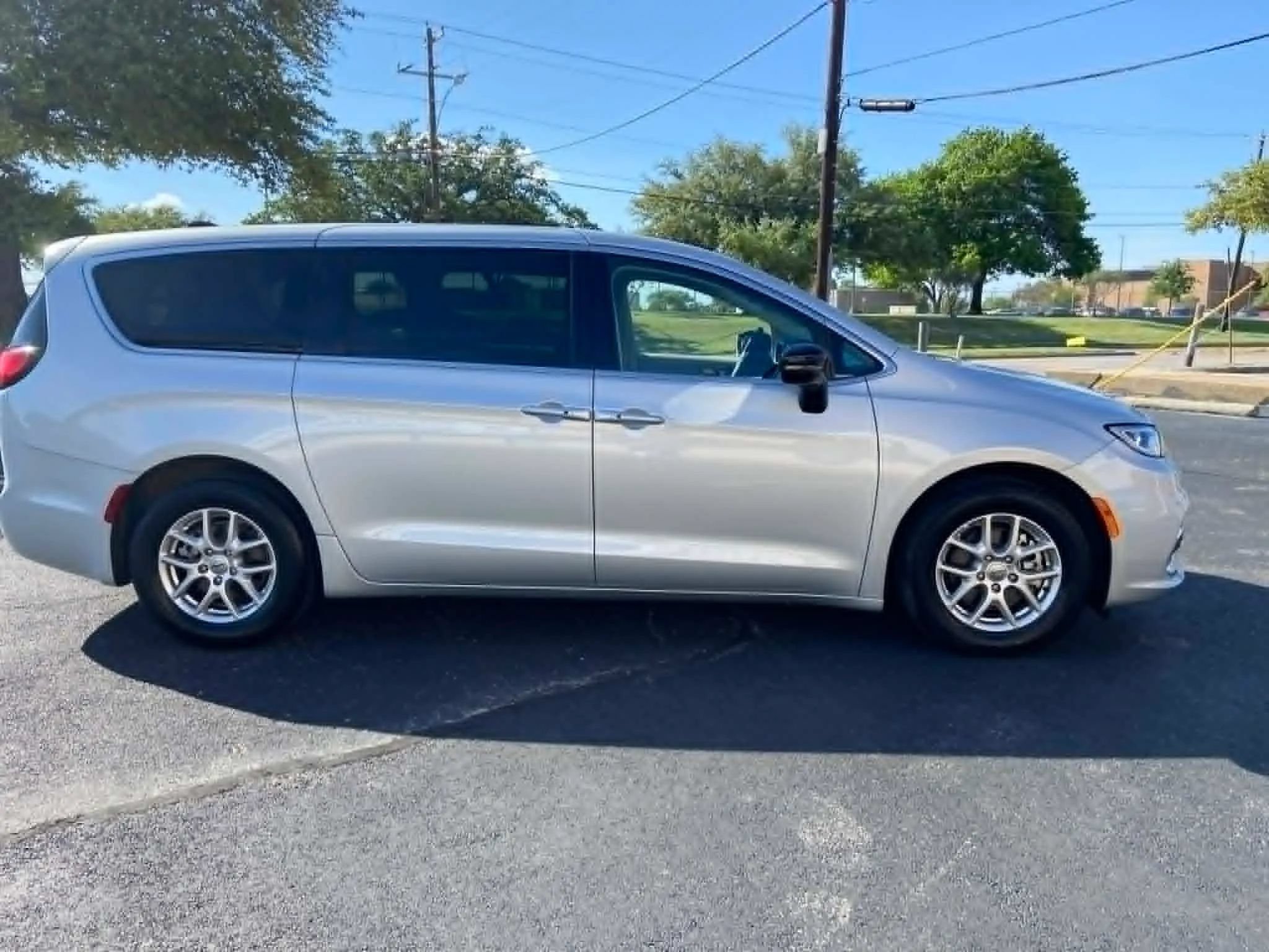 Used 2024 Chrysler Pacifica Touring-L FWD image 4